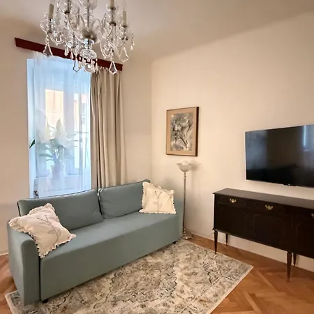 Galileo Galilei Design By The Park Apartment *