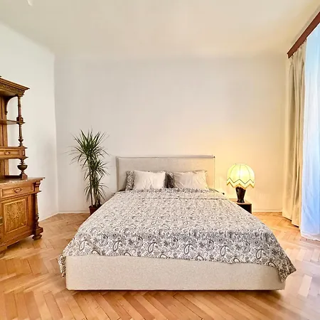 Galileo Galilei Design By The Park Apartment Triest